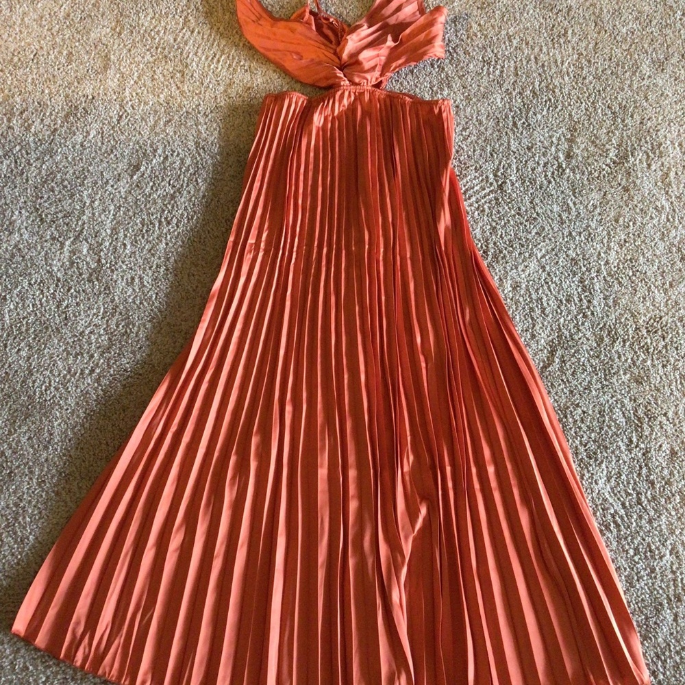 Beautiful Sleek Pleated Dress Size M
